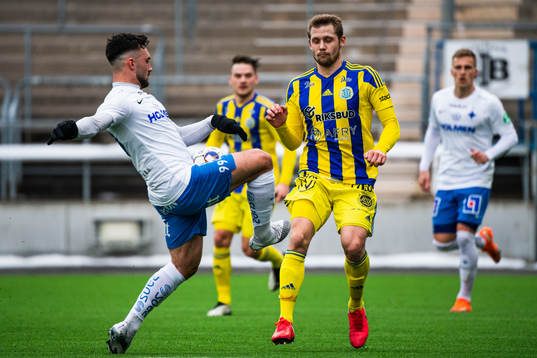Sundsvalls Erik Andersson i kamp om bollen med IFK