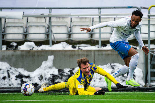 Sundsvalls Niklas Dahlström i kamp om bollen med IFK