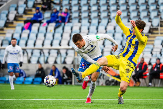 Sundsvalls Teodor Stenshagen i kamp om bollen med IFK