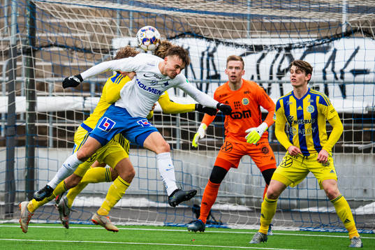 IFK Norrköpings Henrik Castegren i en nickduell med