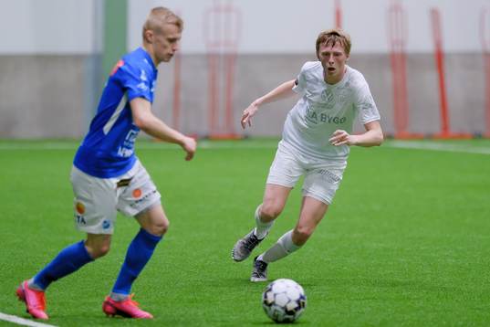 Örgrytes Kevin Fransson jagar Norrbys Viktor Bergh