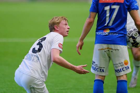 Örgrytes Kevin Fransson har fått frispark