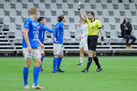 Norrbys Nino Osmanagic får en varning av domare Danial