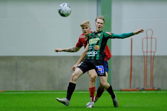 Östers Mattis Adolfsson rensar framför Varbergs Alexander
