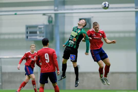 Varbergs Anton Liljenbäck och Östers Oliver Stanisic i