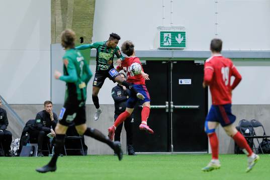 Varbergs Adama Fofana och Östers Alen Zahirovic i nickduell