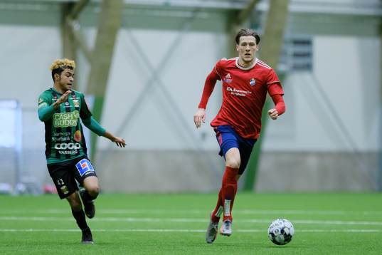 Östers John Stenberg jagas av Varbergs Keanin Ayer Boya