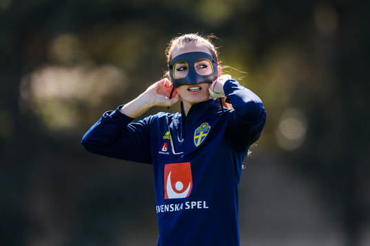 Kosovare Asllani in a protective mask worn due to a nose
