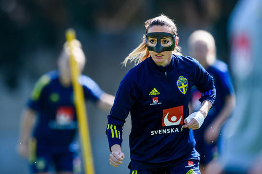 Kosovare Asllani in a protective mask worn due to a nose