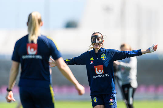 Kosovare Asllani in a protective mask worn due to a nose
