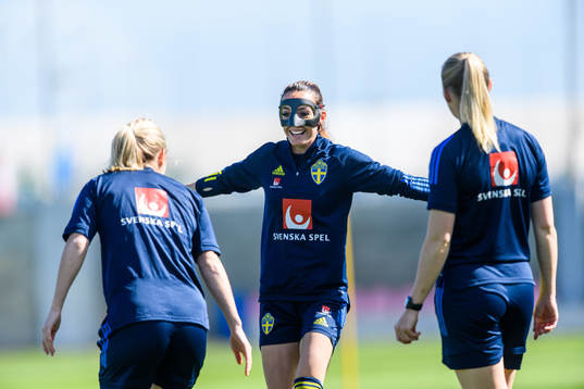 Kosovare Asllani in a protective mask worn due to a nose