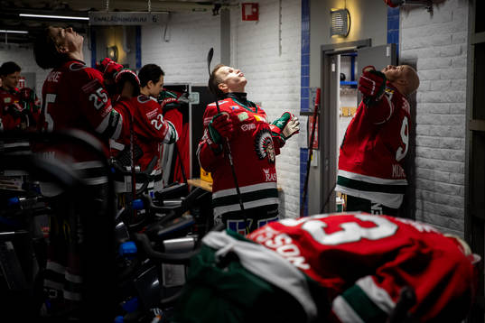 Frölundas Max Friberg och Jan Mursak innan ishockeymatchen