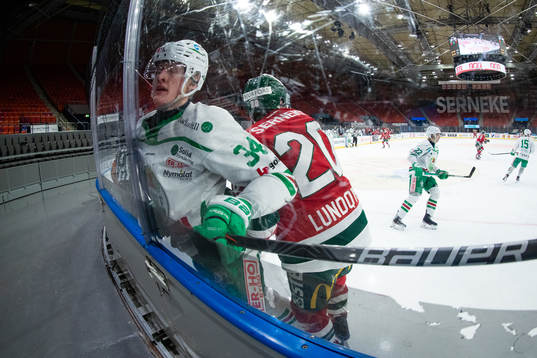 Rögles Adam Edström tacklas av Frölundas Joel Lundqvist