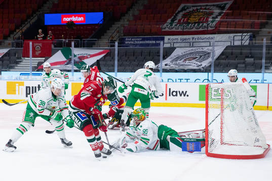 Frölundas Karl Henriksson med en målchans mot Rögles