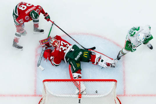 Rögles Olli Palola skjuter 0-4 bakom Frölundas målvakt