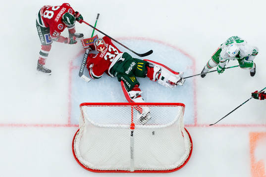 Rögles Olli Palola skjuter 0-4 bakom Frölundas målvakt