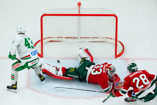 Rögles Olli Palola skjuter 0-4 bakom Frölundas målvakt