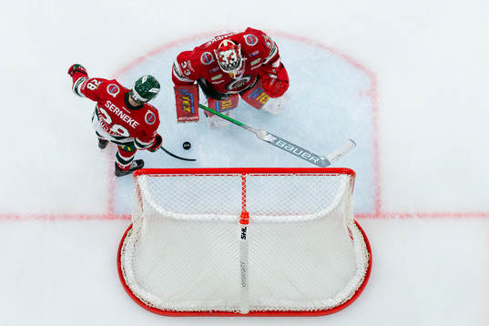 Frölundas Johan Sundström och målvakt Johan Mattsson