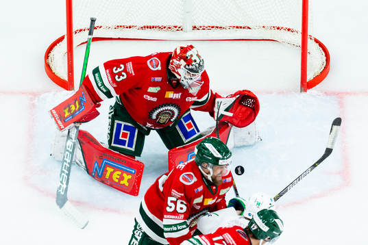 Frölundas målvakt Johan Mattsson räddar ett avslut