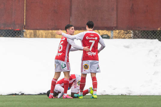 Sandvikens Naeem Mohammed jublar med lagkamrater