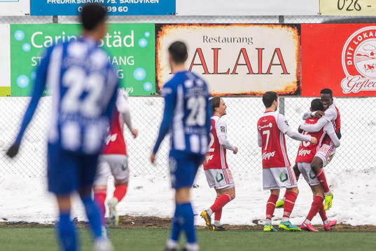Sandvikens Naeem Mohammed jublar med lagkamrater