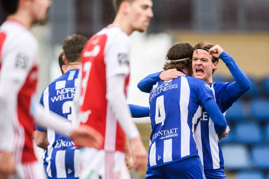 IFK Göteborgs August Erlingmark jublar med Calle Johansson