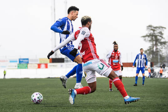 IFK Göteborgs Tobias Sanaoch Sandvikens Yannick Mukunzi