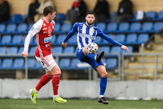 Sandvikens Gustav Thörn och IFK Göteborgs Kevin Yakob