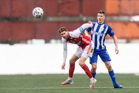 Sandvikens Niclas Håkansson och IFK Göteborgs Robin Söder