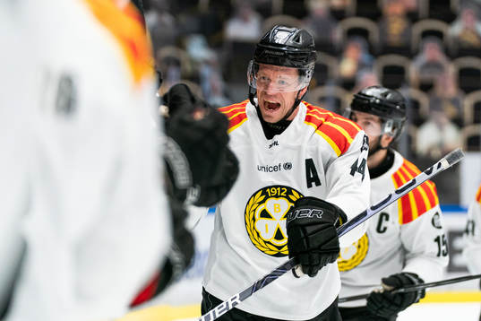 Brynäs Nicklas Danielsson jublar