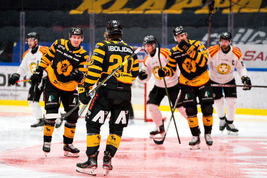 Skellefteås Roland McKeown och Pär Lindholm jublar