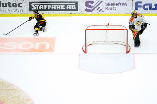 Skellefteås Jesper Frödén och Brynäs målvakt Samuel