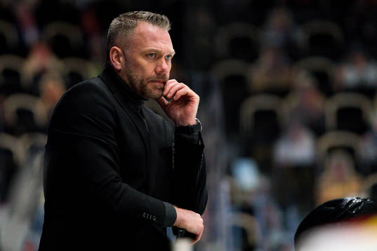 Brynäs assisterande tränare Mikael Holmqvist deppar