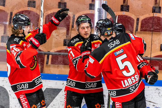 Luleås Juhani Tyrväinen jublar med lagkamrater