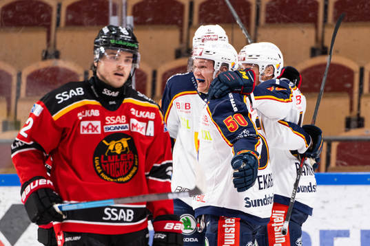 Djurgårdens Tobias Ekberg jublar med lagkamrater