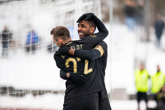 s Henok Goitom jublar med Filip Rogic  aefter 0-1