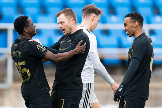 s Erick Otieno jublar med Sebastian Larsson