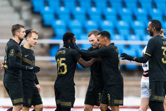 s Erick Otieno jublar med Sebastian Larsson