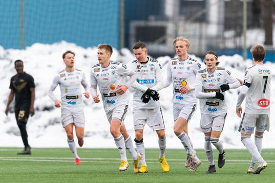 Oskarshamns Oskar Stejdahl jublar med lagkamrater