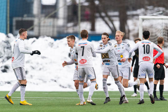 Oskarshamns Oskar Stejdahl jublar med lagkamrater