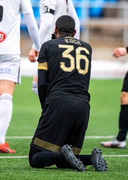 s Henok Goitom med Putte Kocks namn på ryggen av