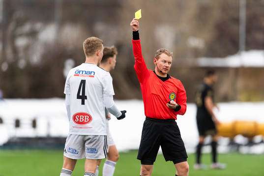 Oskarshamns Malte Persson varnas av domare Fredrik Klitte