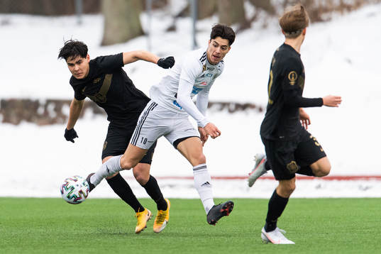 s Eric Kahl och Oskarshamns Flamur Dzelili i kamp om bollen