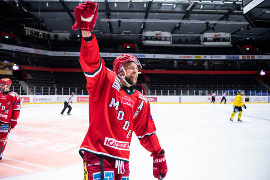 Modos Johan Harju jublar