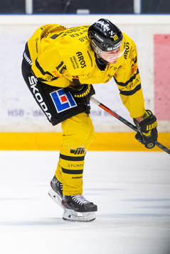 Västerås Jimmie Jansson Lorek har ont och lämnar isen