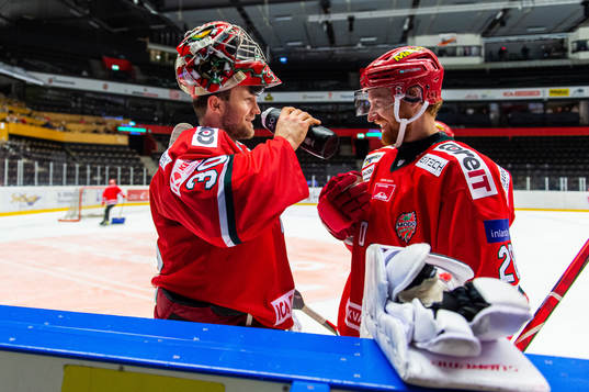 Modos målvakt Anthony Peters och Michael Boivin