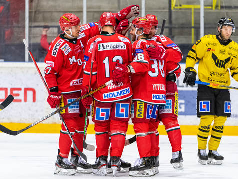 Modos Patrik Karlkvist jublar med lagkamrater