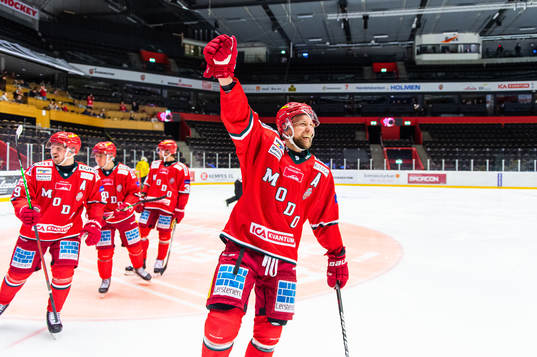 Modos Johan Harju jublar
