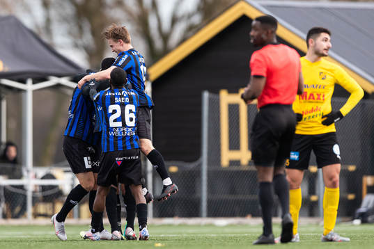 Sirius Marcus Klingenberg Mathisen jublar med lagkamrater