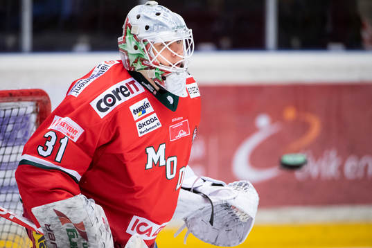 Modos målvakt Linus Lundin värmer upp